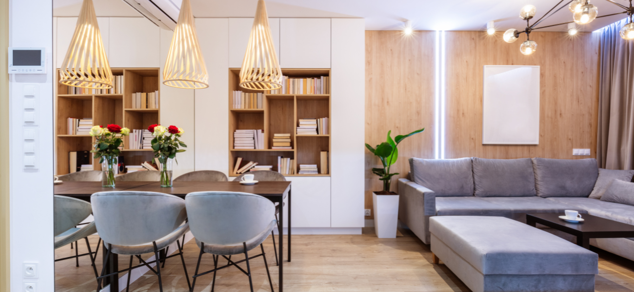 Mały salon w bloku ze stołem – jak urządzić?