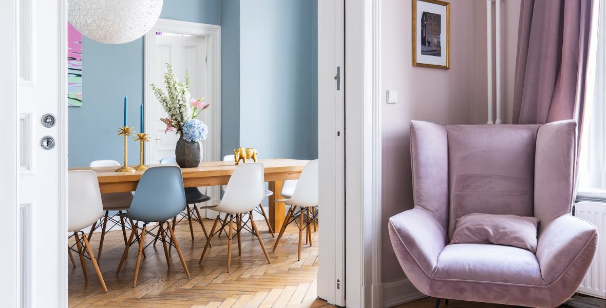 Modne kolory krzeseł w salonie: Różnorodność kolorów przy stole