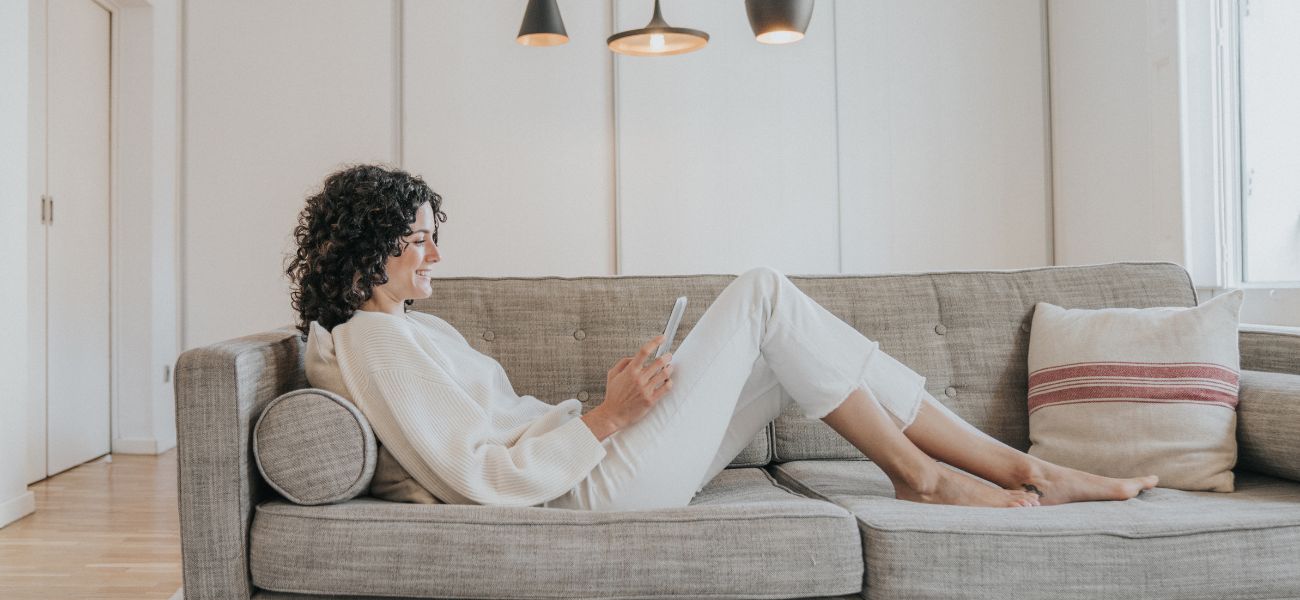 Sofa z pufą jak narożnik - praktyczne zestawienie do małego mieszkania